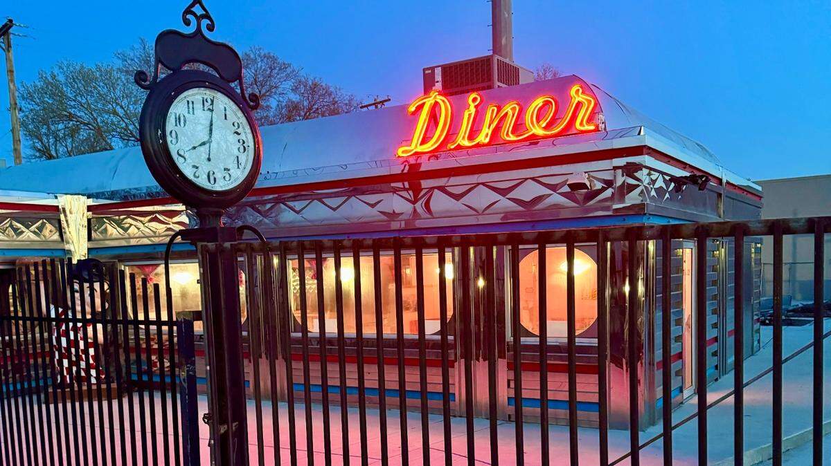 アメリカ雑貨 FUTURA DINER ダイナーLEDネオンピクチャー Station 8 owner installs vintage neon on his future diner